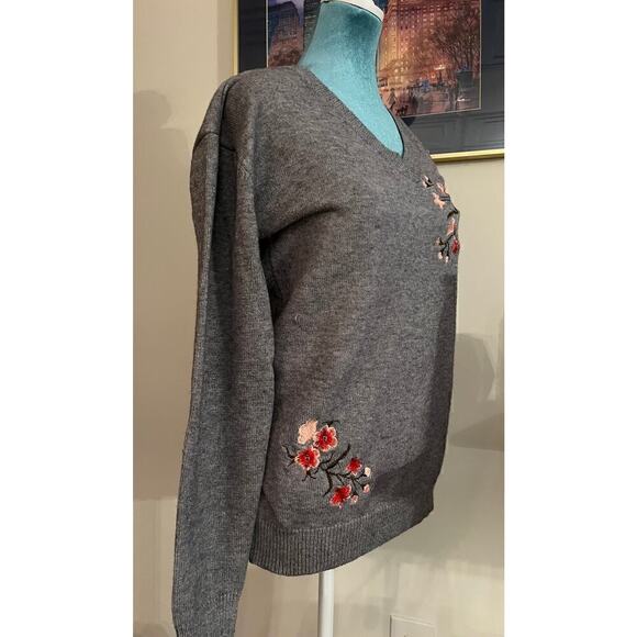 LE LIS Floral Sweater - Picture 3 of 7